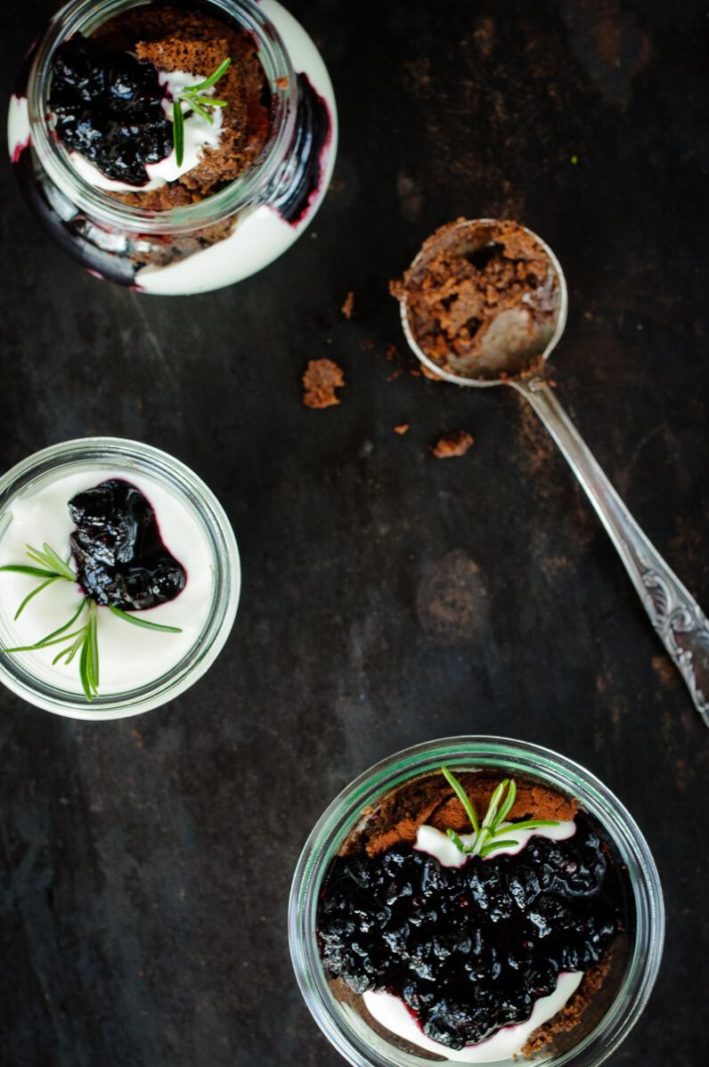 brownie blaubeer rosmarin dessert im glas trifle