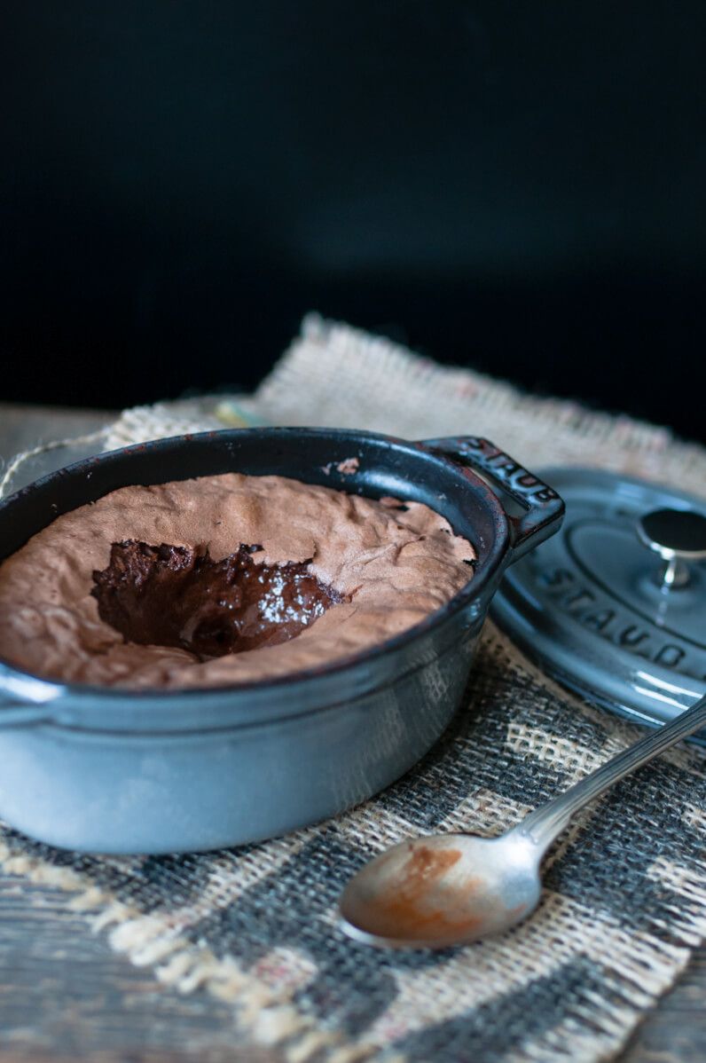 fondant au chocolat, oder: welcome to dessert paradise! schokoladenküchlein mit flüssigem kern und pochierten prosecco birnen