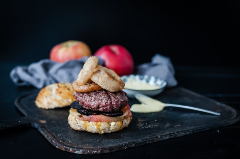 tricky-dish-wish: burger mit gebratenem thymian-apfel, blutwurstchips, red onion rings und einer apfel-dijonsenf-aioli 
