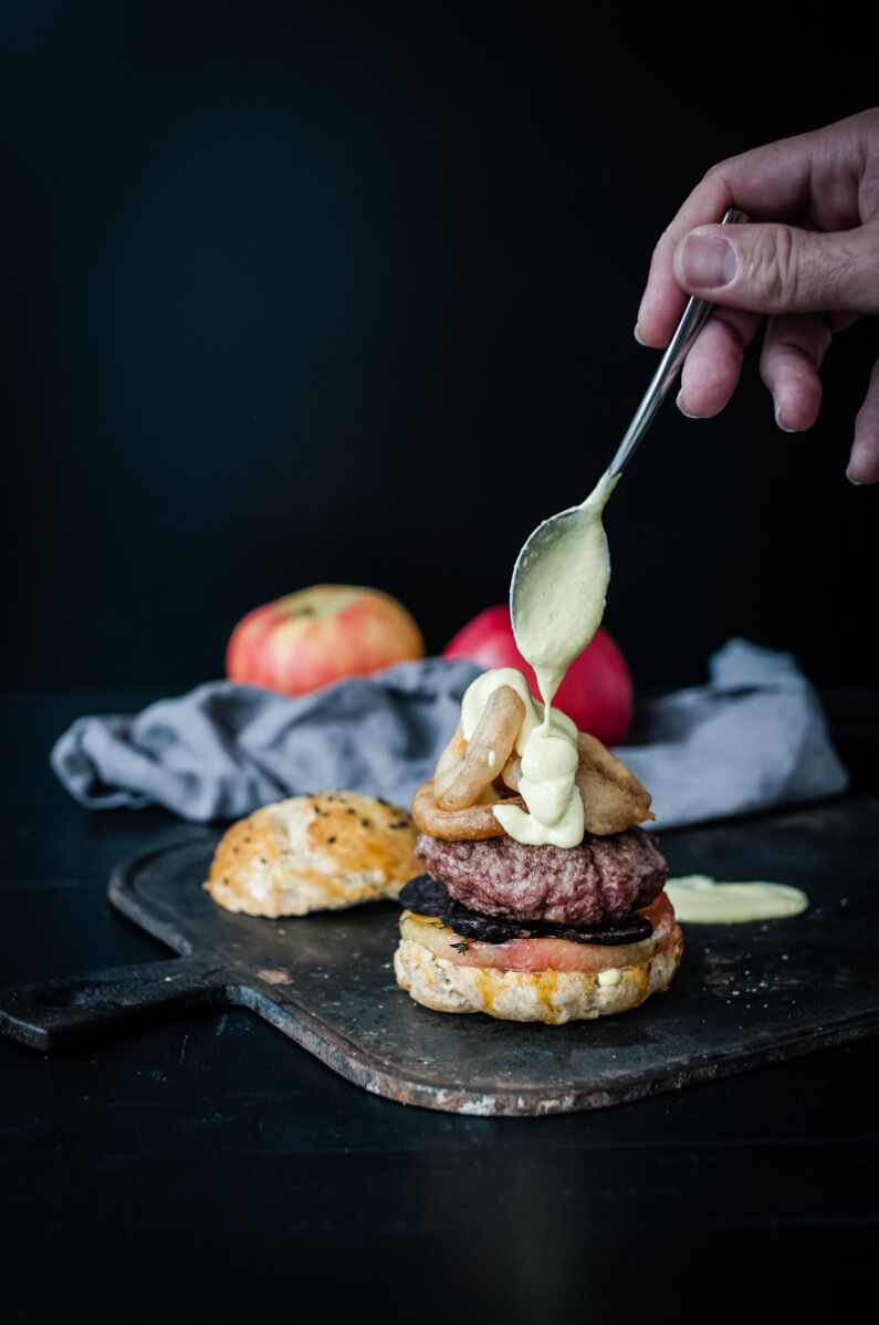 tricky-dish-wish: burger mit gebratenem thymian-apfel, blutwurstchips, red onion rings und einer apfel-dijonsenf-aioli