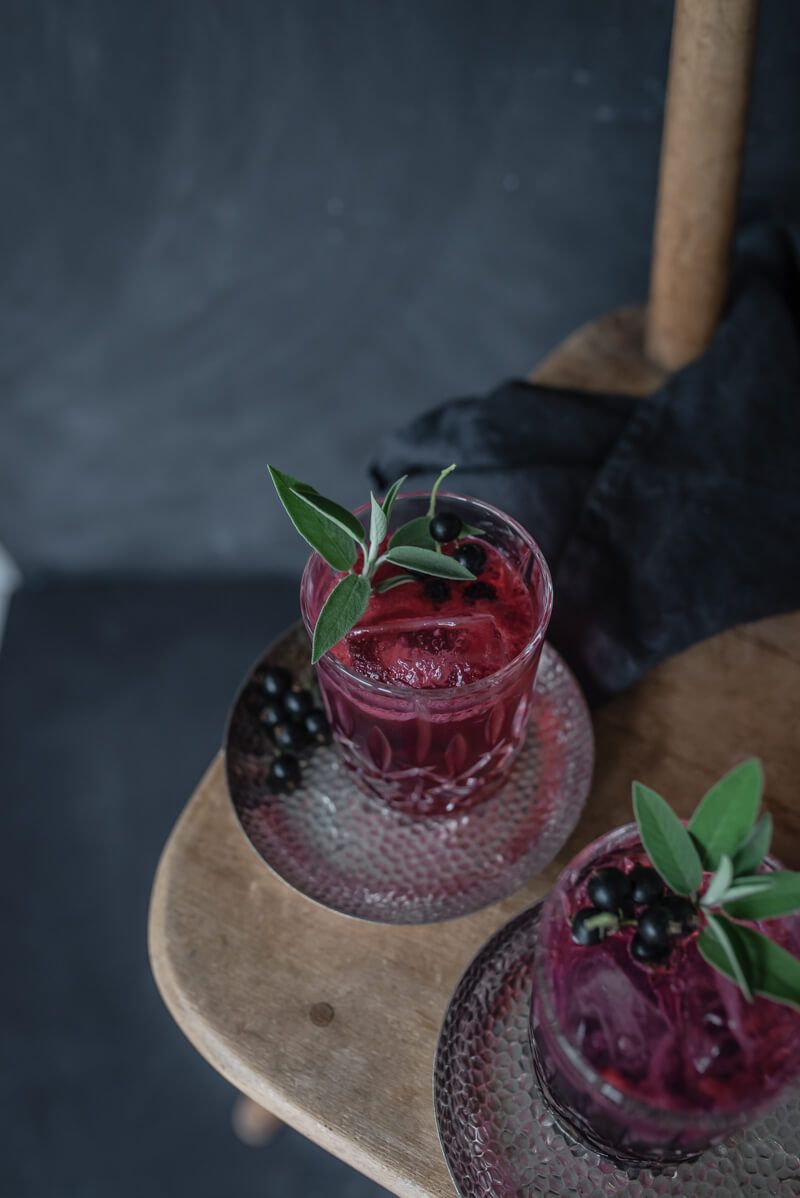 tricky cassis kiss gin tonic cocktail cassisgelee salbei trickytine 