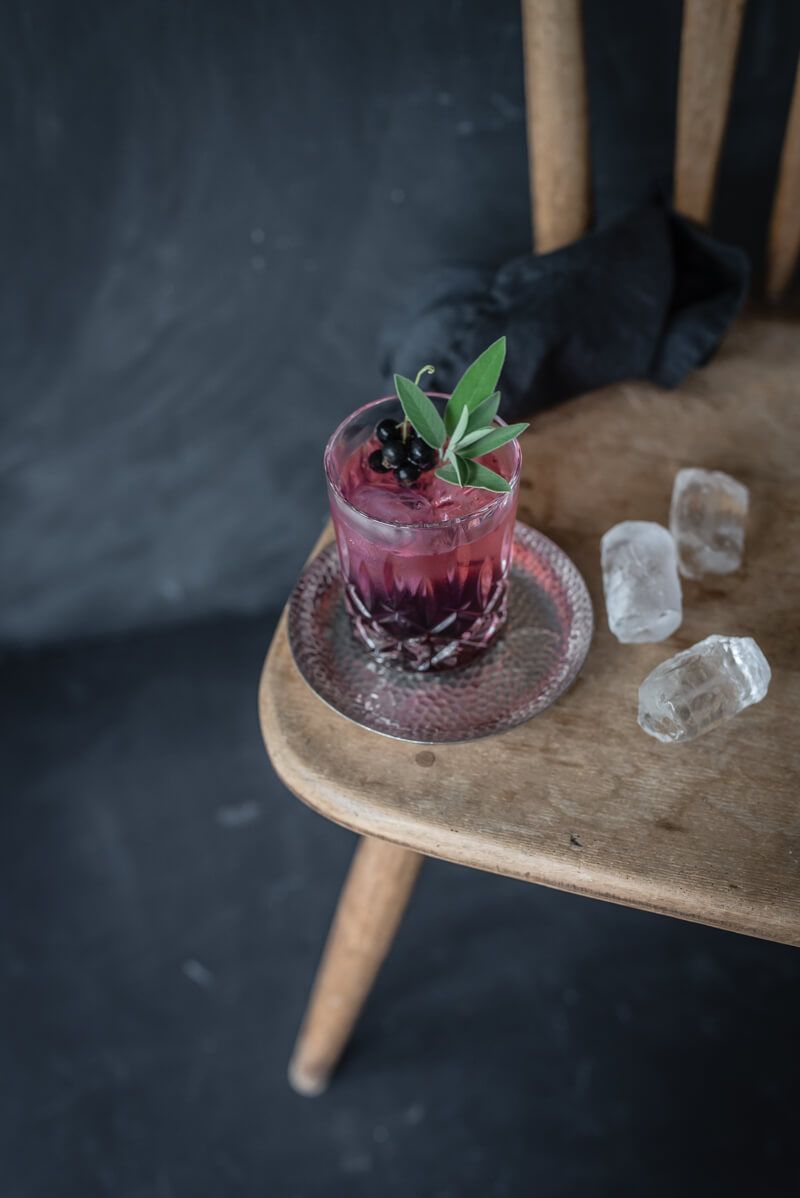 tricky cassis kiss gin tonic cocktail cassisgelee salbei trickytine