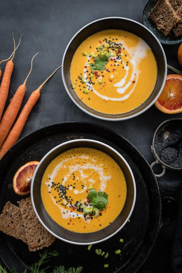 Vegane Karottensuppe mit Ingwer, Kokosmilch und Blutorange - trickytine