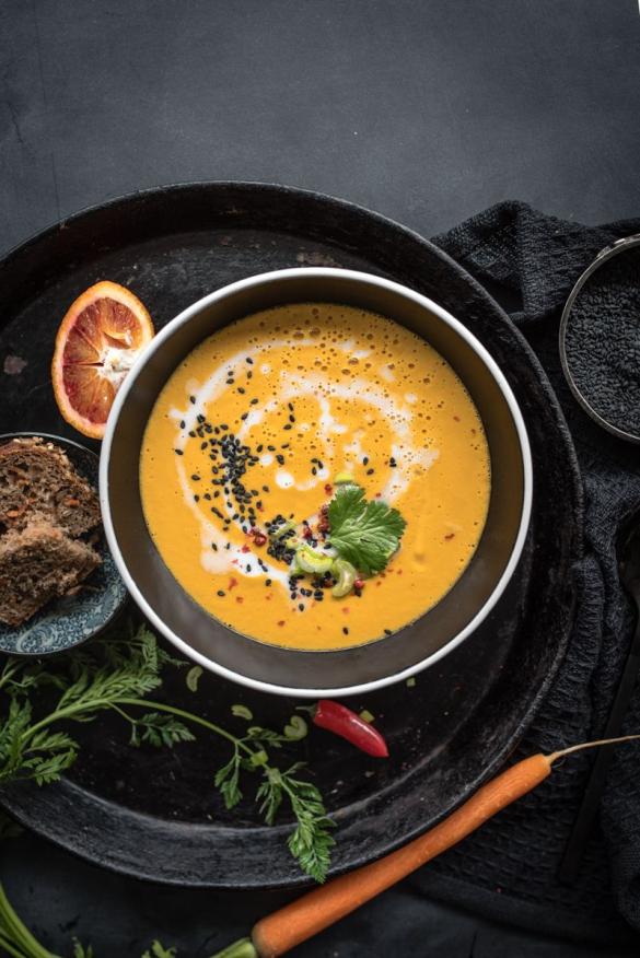 Vegane Karottensuppe mit Ingwer, Kokosmilch und Blutorange - trickytine