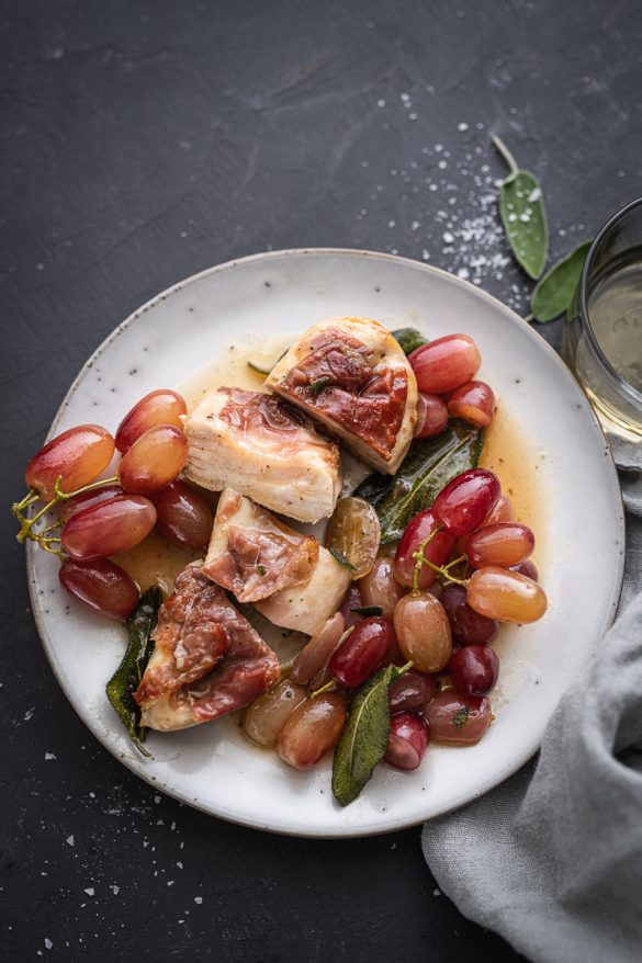 Hähnchenbrust mit Prosciutto, Trauben, Salbei und Weißwein - köstliches ...