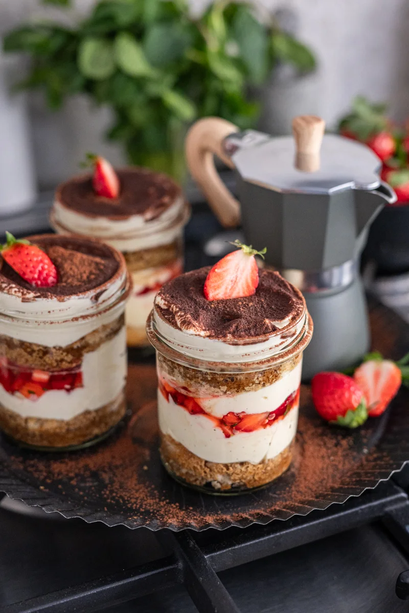 10 Sommer-Dessert Rezepte Veganes Erdbeer Tiramisu im Glas trickytine