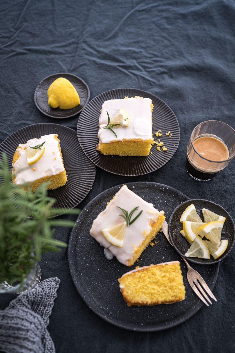 Schnelle Sommerkuchen-Rezepte Zitronen-Polenta-Kuchen-Rosmarin-Rezpet-trickytine