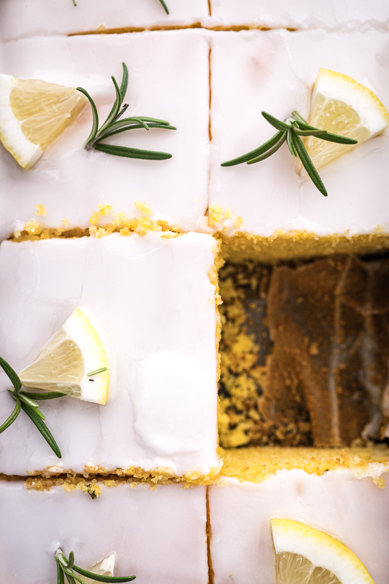 Schnelle Sommerkuchen-Rezepte Zitronen-Polenta-Kuchen-Rosmarin-Rezpet-trickytine