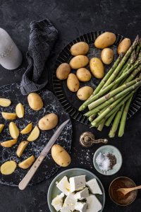 Spargel im Backofen zubereiten mit Kartoffeln und Feta trickytine