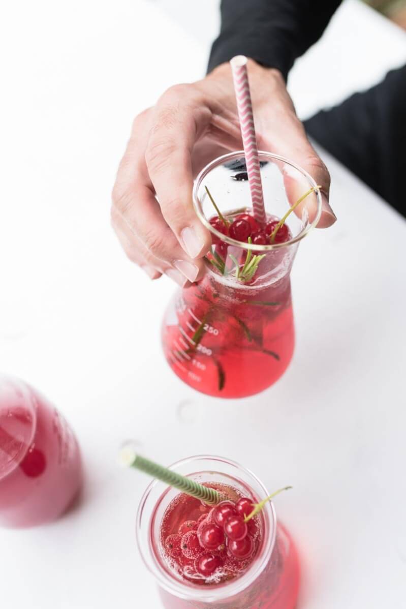 Meine 5 liebsten Sommer Cocktails-johannisbeer-rosmarin-sektschorle-trickytine