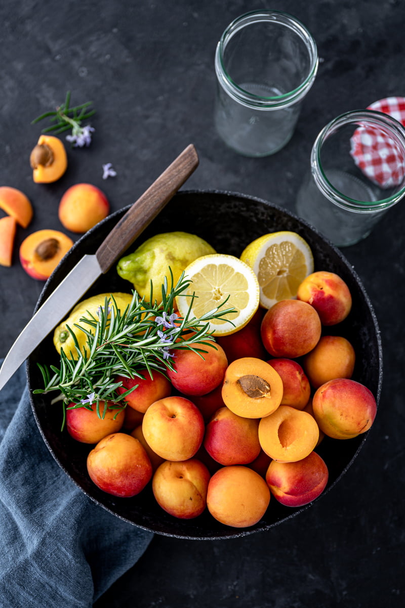 Zitronen-Rezepte trickytine Aprikosenmarmelade mit Zitrone und Rosmarin