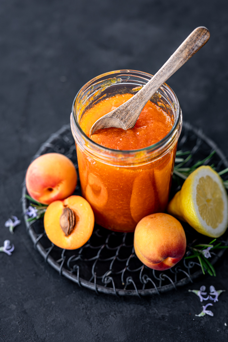 Aprikosenmarmelade mit Rosmarin und Zitrone Rezept trickytine