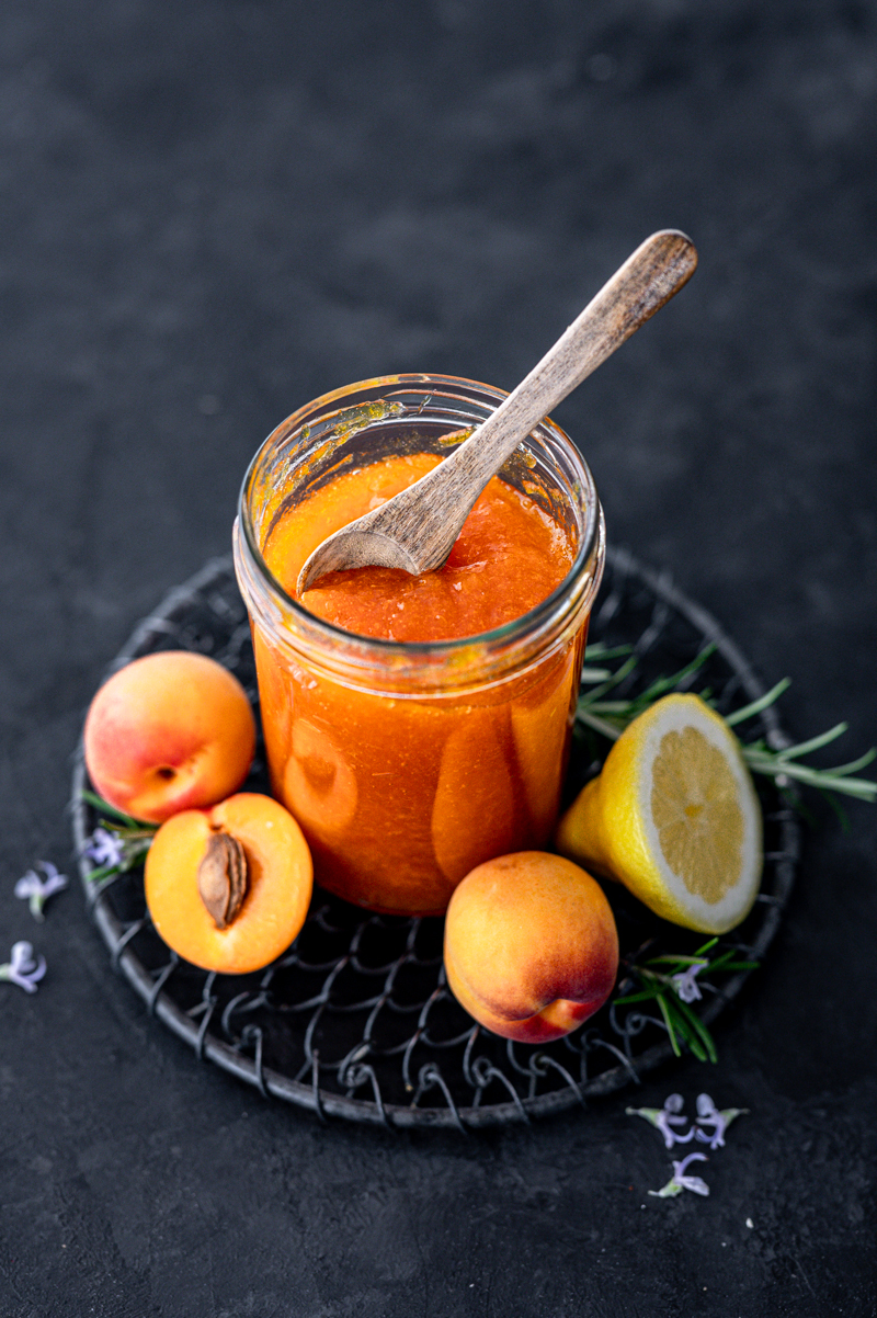 Aprikosenmarmelade mit Rosmarin und Zitrone Rezept trickytine