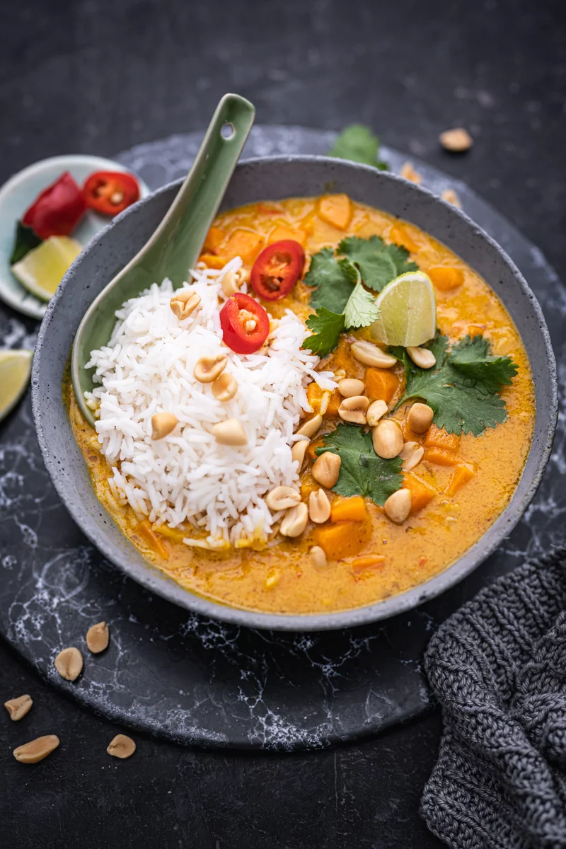 10 Rezepte vegetarisches Mittagessen Erdnuss-Curry mit Süßkartoffel trickytine