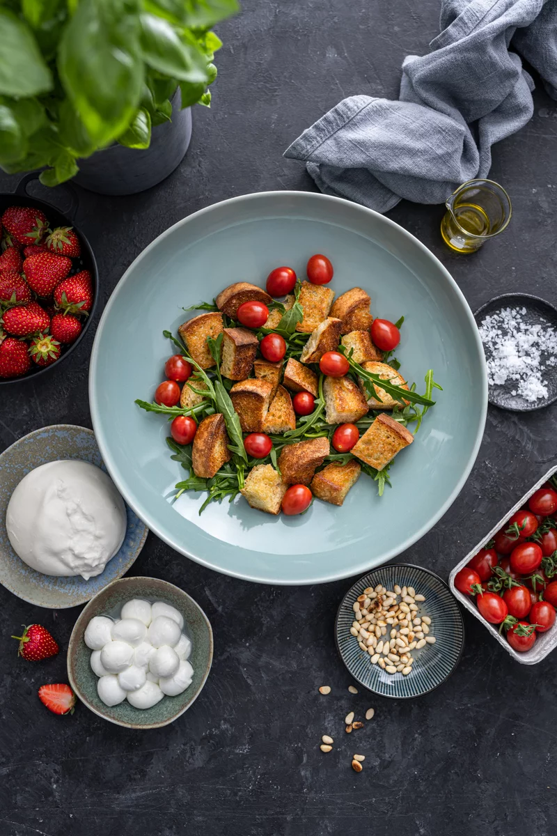 10 Rezepte mit Mozzarella und Burrata Erdbeer Panzanella trickytine