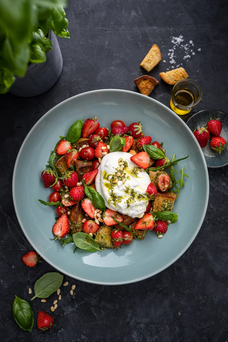 10 Rezepte mit Mozzarella und Burrata Erdbeer Panzanella trickytine