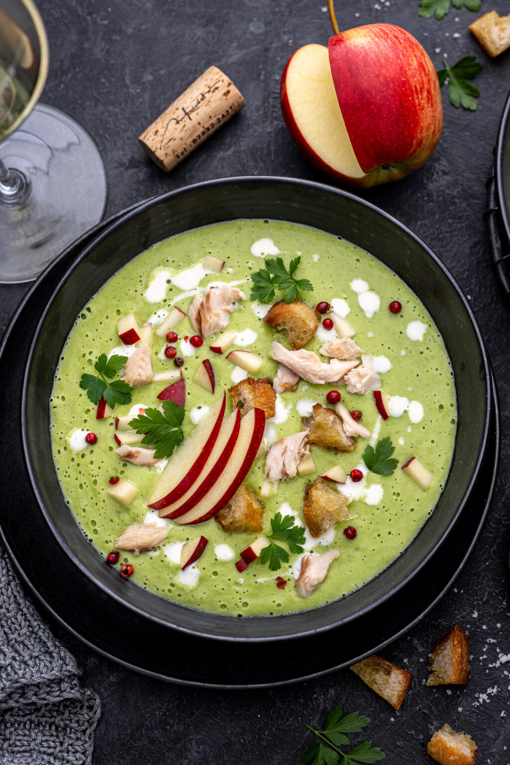 Petersilienwurzelsuppe mit Sahne, Apfel, Raeucherfisch